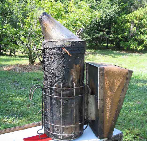 using-smoker-beekeeping